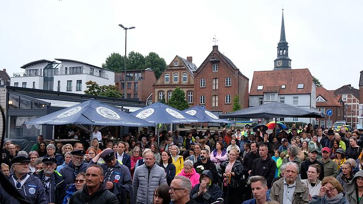 Gedenken nach Sch&uuml;ssen in Jugendhilfeeinrichtung mit sechs Toten