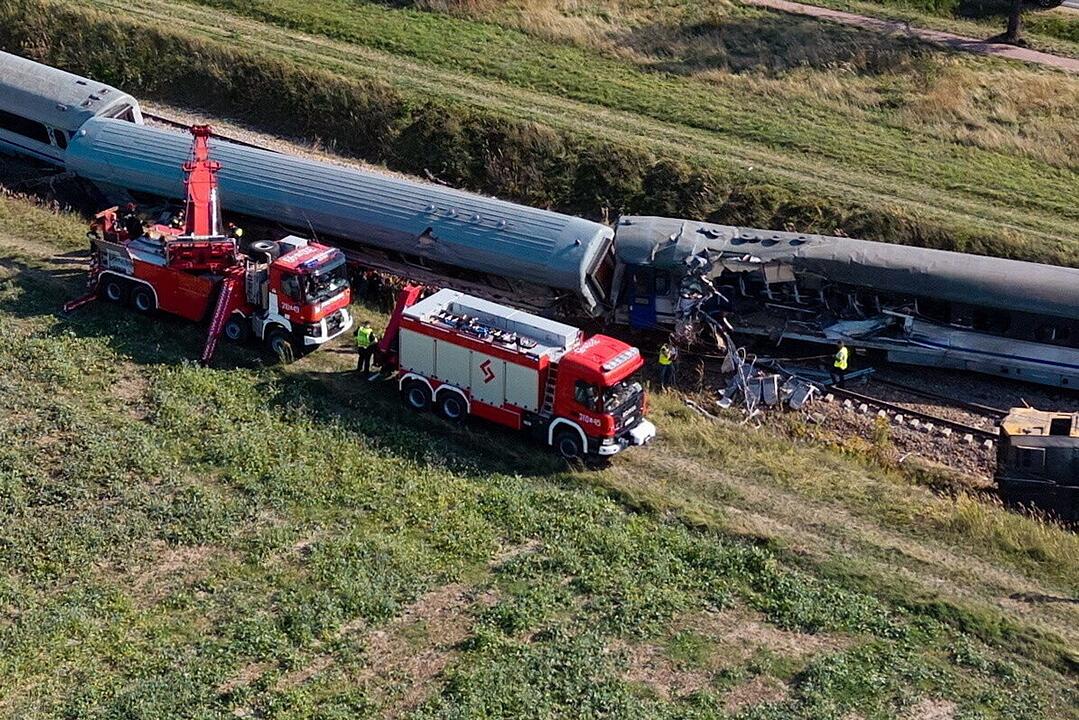 Zug in Polen erfasst Laster und entgleist