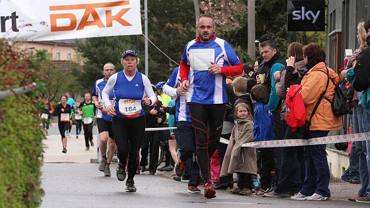 230 Läuferinnen und Läufer nahmen den Hauptlauf über 8,6 Kilometer in Angriff.