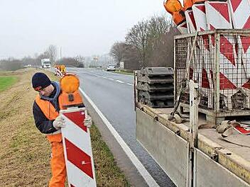 Am Mittwoch wurden am Rand der B 470 bei Lonnerstadt schon einmal die Warnschilder für die Baustelle deponiert.  Foto: Andreas Dorsch