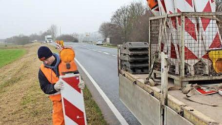 Am Mittwoch wurden am Rand der B 470 bei Lonnerstadt schon einmal die Warnschilder für die Baustelle deponiert.  Foto: Andreas Dorsch