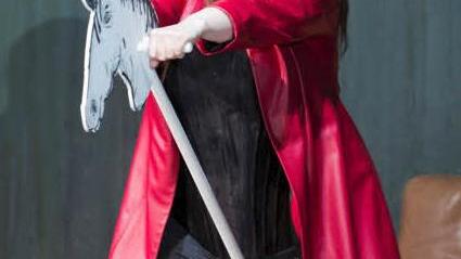 Brünnhilde (Rachael Tovey) mit ihrem Steckenpferd Grane