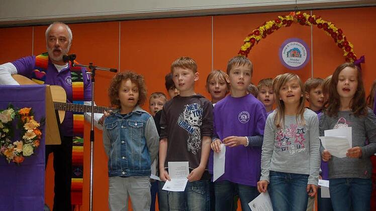 Mit einer Andacht feierten die Kinder gemeinsam mit Pfarrer Eberhard Wunder die Namensgebung der Schule . Foto Gabi Arnold