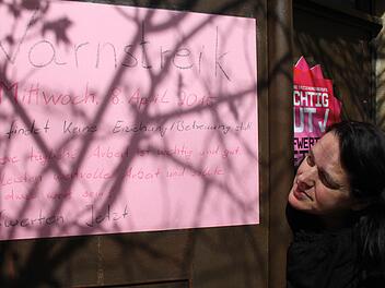 Die Kauernhofener Kindergartenleiterin Monika Kaiser kündigt mit einem Plakat den Warnstreik an.   Foto: Andreas Oswald