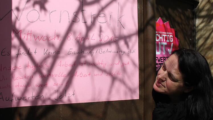 Die Kauernhofener Kindergartenleiterin Monika Kaiser kündigt mit einem Plakat den Warnstreik an.   Foto: Andreas Oswald
