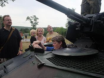 Gepanzerte Fahrzeuge zogen beim Tag der offenen Tür in der Saaleck-Kaserne Jung und Alt magisch an.  Fotos: Gerd Schaar