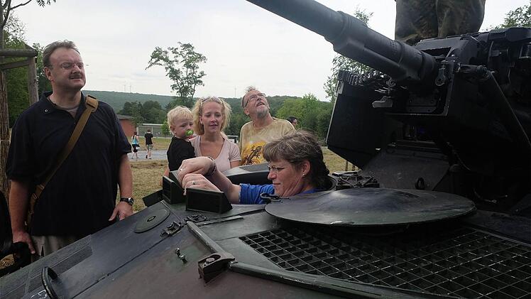 Gepanzerte Fahrzeuge zogen beim Tag der offenen Tür in der Saaleck-Kaserne Jung und Alt magisch an.  Fotos: Gerd Schaar