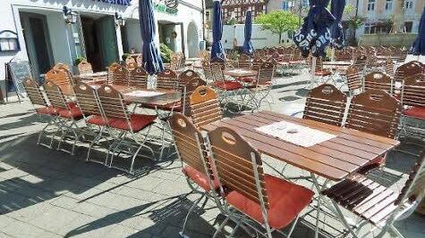 Die Stadtschänke liegt im Herzen der Bierstadt, direkt am Holzmarkt mit dem Zinsfelder Brunnen. Mit nur wenigen Schritten erreicht man den Marktplatz mit dem historischen Rathaus, dem Vereinshaus und dem Luidpoldbrunnen. Im Biergarten kann man sich mit gutbürgerlicher Küche, fränkischen Spezialitäten, Tagesgerichten und saisonalen Köstlichkeiten verwöhnen lassen. Selbstverständlich darf dabei ein Kulmbacher Mönchshof-Bier nicht fehlen.