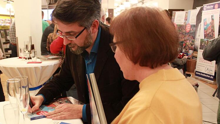 Zeichner Jürgen Schanz gibt Autogramme. Foto: Sebastian Martin