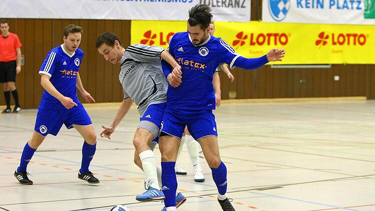Dorian Carl (rechts) verliert den Ball an einen Thiersteiner. Foto: Monika Limmer