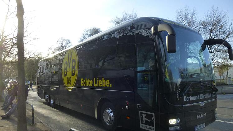 Fritz Lünschermann winkt aus dem BVB-Bus vor dem Spiel im vergangenen Jahr gegen Liverpool. Der Teammanager saß laut Hans Franz am Dienstag an gleicher Position.  Foto: Hans Franz