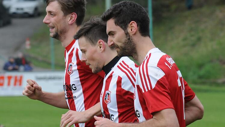 Gut aufgewärmt ist halb gewonnen: Später gab es für die Fuchsstädter Landesliga-Kicker (von links) Johannes Feser, Simon Bolz und Simon Häcker einen 9:1-Kantersieg über Bayern Kitzingen. Foto: ssp