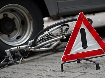 Erst fuhr er einen neunj&auml;hrigen Jungen, der mit seinem Fahrrad in Aschaffenburg unterwegs war, &uuml;ber den Haufen - dann fuhr der Autofahrer einfach weiter. Foto: Arno Burgi/dpa