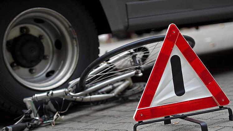 Erst fuhr er einen neunjährigen Jungen, der mit seinem Fahrrad in Aschaffenburg unterwegs war, über den Haufen - dann fuhr der Autofahrer einfach weiter. Foto: Arno Burgi/dpa