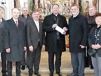 Spendenübergabe an die "Freunde der Wallfahrtsbasilika Marienweiher". Unser Bild zeigt (von links) Pilgerbüroleiter Josef Daum, Peter Girndt und Ralph Goller von der Raiffeisenbank Oberland, Bürgermeister Franz Uome, Landrat Klaus Peter Söllner, Vorsitzenden Monsignore Professor Rüdiger Feulner, Dieter Bordihn, Pfarrer Pater Adrian Manderla, Sigrid Daum und Wallfahrtsseelsorger Pater Witalis Stania.  Foto: Klaus-Peter Wulf