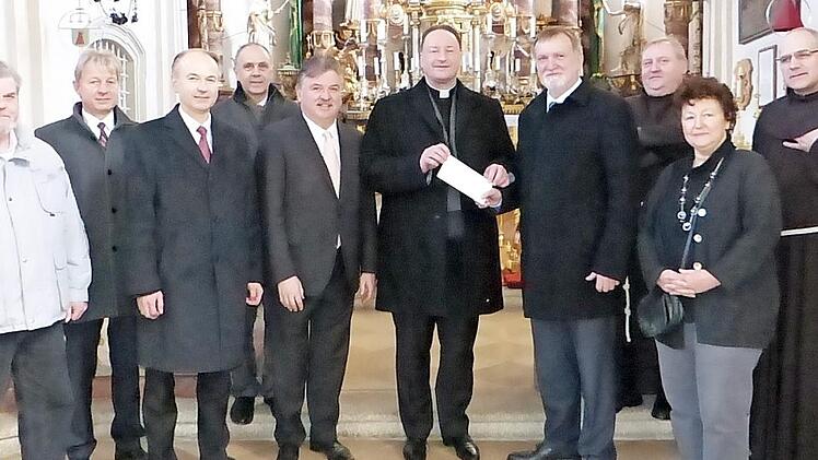 Spendenübergabe an die "Freunde der Wallfahrtsbasilika Marienweiher". Unser Bild zeigt (von links) Pilgerbüroleiter Josef Daum, Peter Girndt und Ralph Goller von der Raiffeisenbank Oberland, Bürgermeister Franz Uome, Landrat Klaus Peter Söllner, Vorsitzenden Monsignore Professor Rüdiger Feulner, Dieter Bordihn, Pfarrer Pater Adrian Manderla, Sigrid Daum und Wallfahrtsseelsorger Pater Witalis Stania.  Foto: Klaus-Peter Wulf