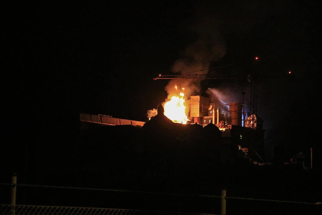 Malzfabrik Weyermann in Bamberg in Flammen: Einsatzkräfte kämpfen stundenlang gegen das Feuer