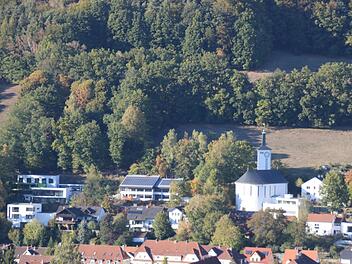 Der alte Kindergarten links neben der Auferstehungskirche wird umgebaut. Dort entstehen 15 Wohnungen. Foto: Katrin Geyer