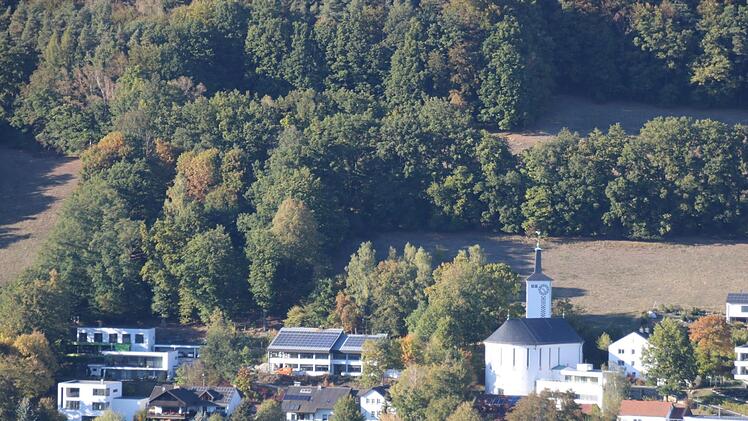 Der alte Kindergarten links neben der Auferstehungskirche wird umgebaut. Dort entstehen 15 Wohnungen. Foto: Katrin Geyer