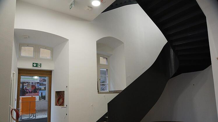 Das neue Treppenhaus mit dem barrierefreien Eingang an der Rathausseite.Foto: Arkadius Guzy