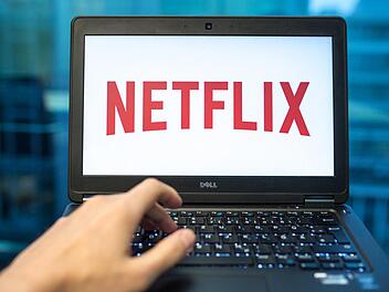 Ab dem 1. April sind neue File und Serien auf Netflix sowie auf Amazon Prime Video zu finden. Symbolbild: Alexander Hein/dpa