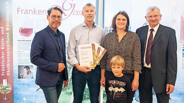 Gleich drei Silbermedaillen gingen an die Brennerei Balzar-Mohr GbR. Unser Bild zeigt (von links) Mathias Krönert, Brennereifachberater an der Landesanstalt für Weinbau und Gartenbau, Thomas Balzar mit Ehefrau Anette Balzar-Mohr und Sohn Max sowie Verbandsvorsitzenden Hubert Fröhlich.  Foto: privat
