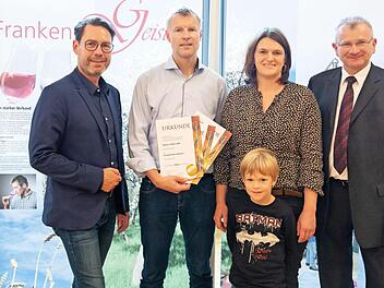 Gleich drei Silbermedaillen gingen an die Brennerei Balzar-Mohr GbR. Unser Bild zeigt (von links) Mathias Krönert, Brennereifachberater an der Landesanstalt für Weinbau und Gartenbau, Thomas Balzar mit Ehefrau Anette Balzar-Mohr und Sohn Max sowie Verbandsvorsitzenden Hubert Fröhlich.  Foto: privat