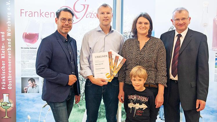 Gleich drei Silbermedaillen gingen an die Brennerei Balzar-Mohr GbR. Unser Bild zeigt (von links) Mathias Krönert, Brennereifachberater an der Landesanstalt für Weinbau und Gartenbau, Thomas Balzar mit Ehefrau Anette Balzar-Mohr und Sohn Max sowie Verbandsvorsitzenden Hubert Fröhlich.  Foto: privat