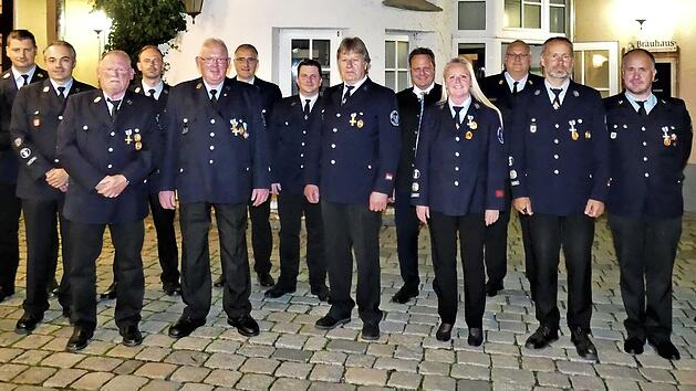 Mit dem Staatlichen Ehrenzeichen in Silber und Gold zeichnete Landrat Klaus Peter S&ouml;llner diese Feuerwehrdienstleistenden aus. Mit im Bild auch die F&uuml;hrungskr&auml;fte der Feuerwehr Kulmbach sowie OB Ingo Lehmann, Verwaltungsrat Dr. Ralf Hartnack und Kreisbrandrat Stefan H&auml;rtlein.