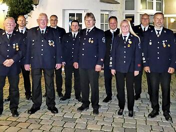 Mit dem Staatlichen Ehrenzeichen in Silber und Gold zeichnete Landrat Klaus Peter Söllner diese Feuerwehrdienstleistenden aus. Mit im Bild auch die Führungskräfte der Feuerwehr Kulmbach sowie OB Ingo Lehmann, Verwaltungsrat Dr. Ralf Hartnack und Kreisbrandrat Stefan Härtlein.