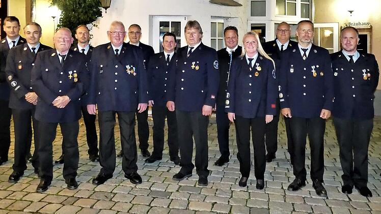 Mit dem Staatlichen Ehrenzeichen in Silber und Gold zeichnete Landrat Klaus Peter Söllner diese Feuerwehrdienstleistenden aus. Mit im Bild auch die Führungskräfte der Feuerwehr Kulmbach sowie OB Ingo Lehmann, Verwaltungsrat Dr. Ralf Hartnack und Kreisbrandrat Stefan Härtlein.