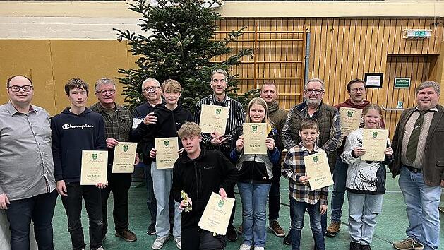 Die erfolgreichsten Angler des SAC Ebenhausen: (von links) Jonas Kiesel (2. Vorstand), Nils Bohlien, Manfred Schmitt, Alexander Korshikow, Jan Korshikow, Peter Bode (Jugendfischerk&ouml;nig), Michael Mertins (Fischerk&ouml;nig), Vera Bode, Karl Bonegart, Fi...