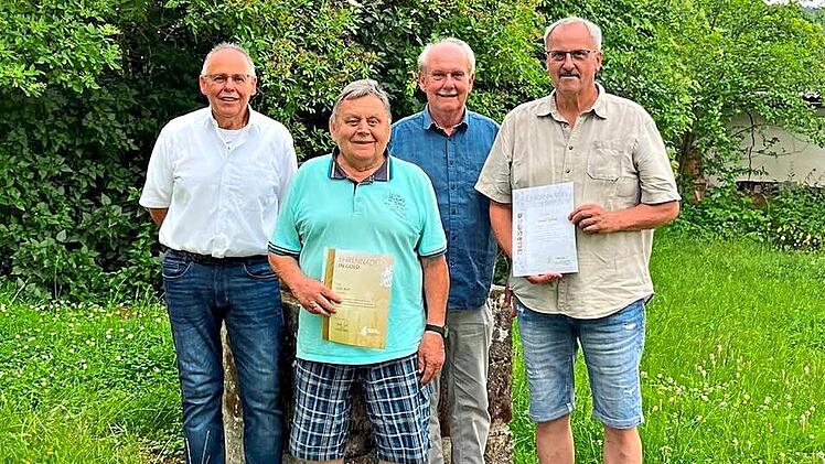 Ehrungen beim Gartenbauverein Gundelsdorf: (v.l.)  1. Vorsitzender Stefan Auer, Jubilar Udo Auer (40 Jahre, Gr&uuml;ndungs- und Ehrenmitglied), Schriftf&uuml;hrer Rainer K&ouml;rner, Jubilar Harald Dehmel (25 Jahre). K.- H. Hofmann