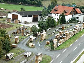Kanalrohre auf dem Grundstück (siehe hinten links), aber kein Anschluss des Anwesens: das einstige Sägewerk Denninger. Archivfoto: Gerhard Schmidt