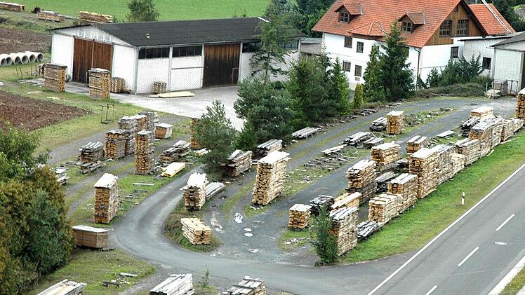 Kanalrohre auf dem Grundstück (siehe hinten links), aber kein Anschluss des Anwesens: das einstige Sägewerk Denninger. Archivfoto: Gerhard Schmidt