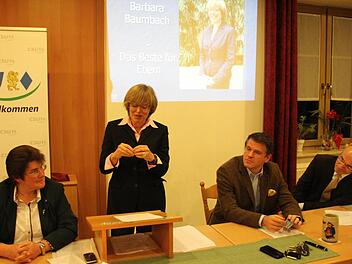 Auch in Berlin stets an die Heimatstadt gedacht: Eine Münze mit dem Eberner Stadtwappen präsentierte die CSU-Bürgermeisterkandidatin Barbara Baumbach vor ihrer Nominierung als Talisman, der sie stets begleitet habe. Von der Richtigkeit ihrer Angaben überzeugte sich der Kreisvorsitzende, der Landtagsabgeordnete Steffen Vogel, der ihr volle Unterstützung zusagte, sowie Ortsvorsitzende Gabi Rögner und Wilhelm Schneider.Fotos:Ralf Kestel