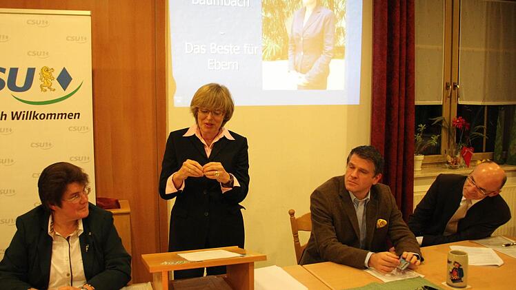Auch in Berlin stets an die Heimatstadt gedacht: Eine Münze mit dem Eberner Stadtwappen präsentierte die CSU-Bürgermeisterkandidatin Barbara Baumbach vor ihrer Nominierung als Talisman, der sie stets begleitet habe. Von der Richtigkeit ihrer Angaben überzeugte sich der Kreisvorsitzende, der Landtagsabgeordnete Steffen Vogel, der ihr volle Unterstützung zusagte, sowie Ortsvorsitzende Gabi Rögner und Wilhelm Schneider.Fotos:Ralf Kestel