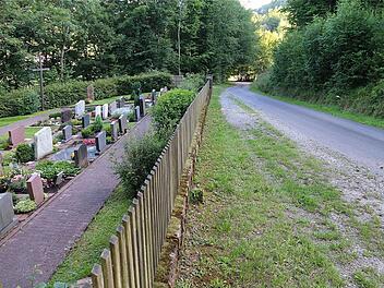 Der Friedhofsweg oberhalb der Heiligkreuzstraße soll saniert werden.  Foto: Gerd Schaar