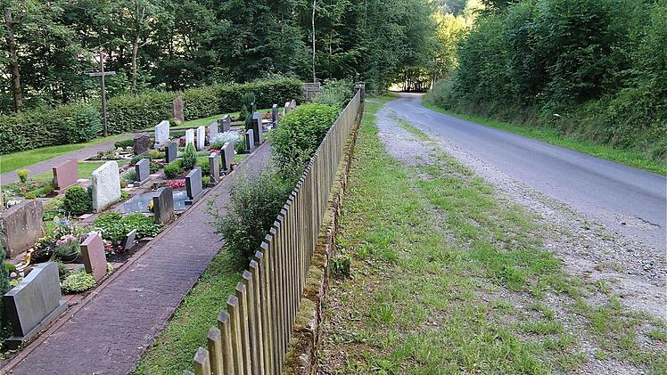 Der Friedhofsweg oberhalb der Heiligkreuzstraße soll saniert werden.  Foto: Gerd Schaar