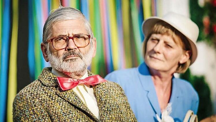 Der freundliche Bernhard (Georg Klarmann) leidet unter seiner Frau Roswitha (Birgit Amling).