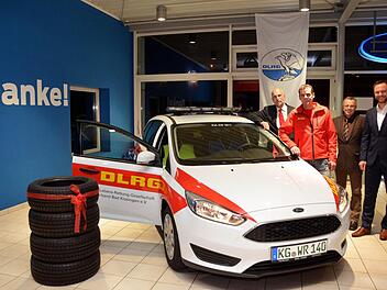 Die DLRG hat ein neues Einsatzleitfahrzeug. Hinten (von links) Oberbürgermeister Kay Blankenburg, DLRG-Vorsitzender Marcus Brandl, stellvertretender Landrat Emil Müller und Jürgen Gaul vom Autohaus Gaul und Klamt. Foto: Peter Rauch