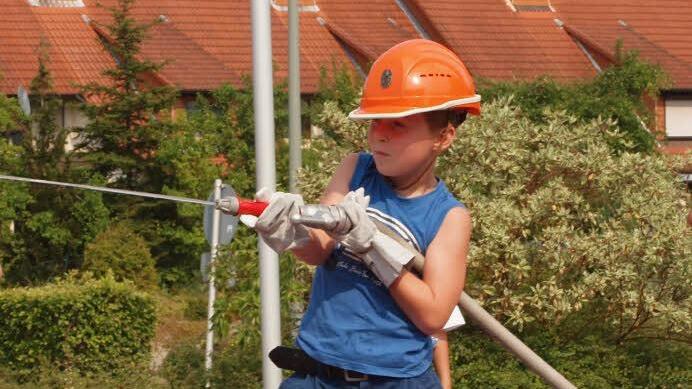 Der junge Feuerwehrmann visiert mit der Kübelspritze ein Ziel an.  Foto: Alfred Thieret