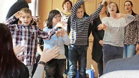 Die "Kids vom Ring" der Lebenshilfe Kronach brachten mit ihren Liedern Sonne in die Herzen der Gäste und Bewegung in den Raum.