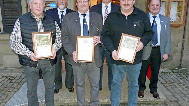 Vorne von links: Die geehrten Mitglieder Emil Lauterbach, Vorsitzender Wolfgang Stumpf, Fritz Ulrich. Hinten von links: Zweiter Vorsitzender Kurt K&ouml;del, B&uuml;rgermeister Werner Diersch, Kassier Sigurd Russ. Foto: Dieter H&uuml;bner