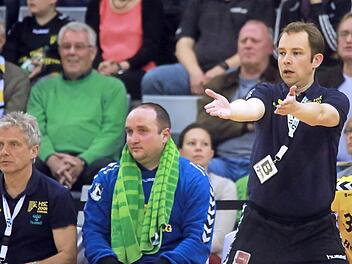 HSC-Trainer Jan Gorr war vor allem in der ersten Halbzeit oft unzufrieden, weil seine Schützlinge gegen den Wilhelmshavener HV zu viele einfache Fehler produzierten; links Team-Betreuer Thomas Krug, Torsteher Jan Kuhlanek und rechts Girts Lilenfelds. Fotos: Timo Geldner