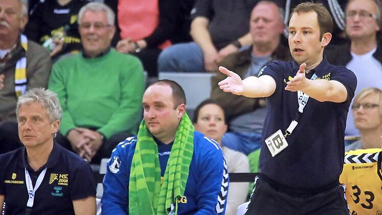 HSC-Trainer Jan Gorr war vor allem in der ersten Halbzeit oft unzufrieden, weil seine Schützlinge gegen den Wilhelmshavener HV zu viele einfache Fehler produzierten; links Team-Betreuer Thomas Krug, Torsteher Jan Kuhlanek und rechts Girts Lilenfelds. Fotos: Timo Geldner