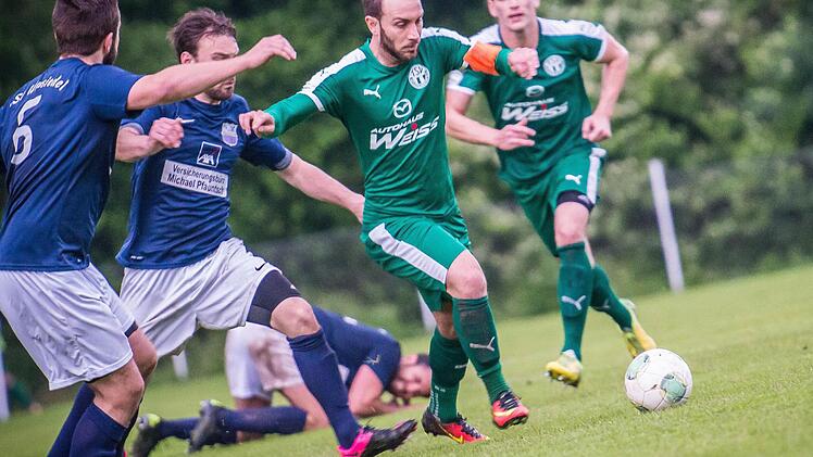 Danny Simon (rechts) kehrt vom TSV Neudrossenfeld zum ATS Kulmbach zurück, für den er einst schon in der Jugend die Fußballschuhe schnürte. Foto: Alexander Muck
