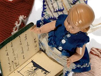 Die Puppe Ruht (ihre Besitzerin schrieb den Namen so) und ihr eigenes kleines Album  Foto: Gerald Raab, Staatsbibliothek Bamberg