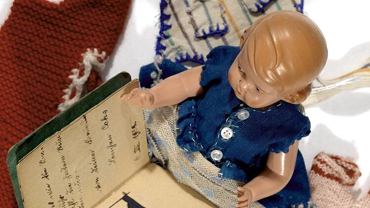 Die Puppe Ruht (ihre Besitzerin schrieb den Namen so) und ihr eigenes kleines Album  Foto: Gerald Raab, Staatsbibliothek Bamberg