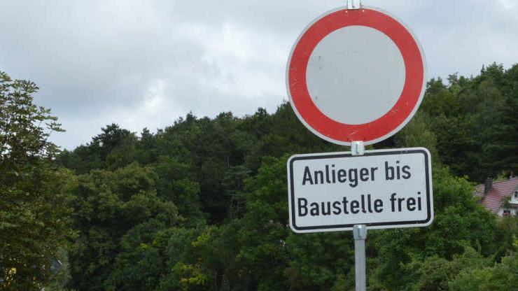 "Durchfahrt verboten": Bei dieser Baustelle ist für die meisten Autofahrer Schluss. Anlieger dürfen weiterfahren. Doch wer ist eigentlich ein Anlieger? Symbolfoto: Isolde Krapf